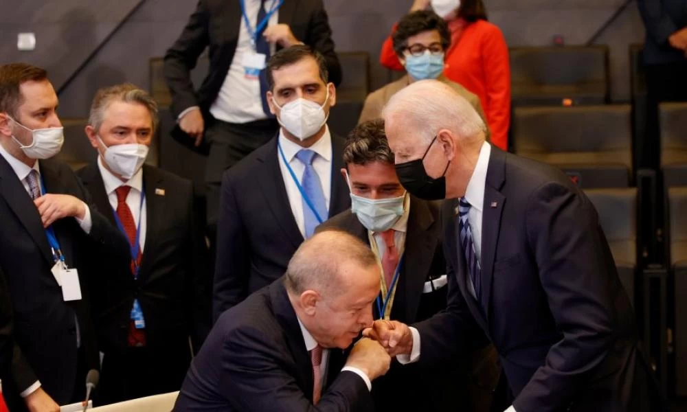 ΝΑΤΟ: Έτοιμος για χειροφίλημα ο ''σουλτάνος'' στον Μπάιντεν